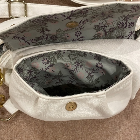 NEW white purse Chenson brand. Multiple zippers/pockets. Perfect for summer! - Picture 7 of 7